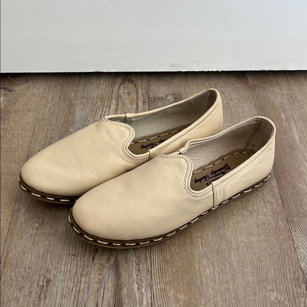 NWOT Sabah size 39 cream leather loafers.